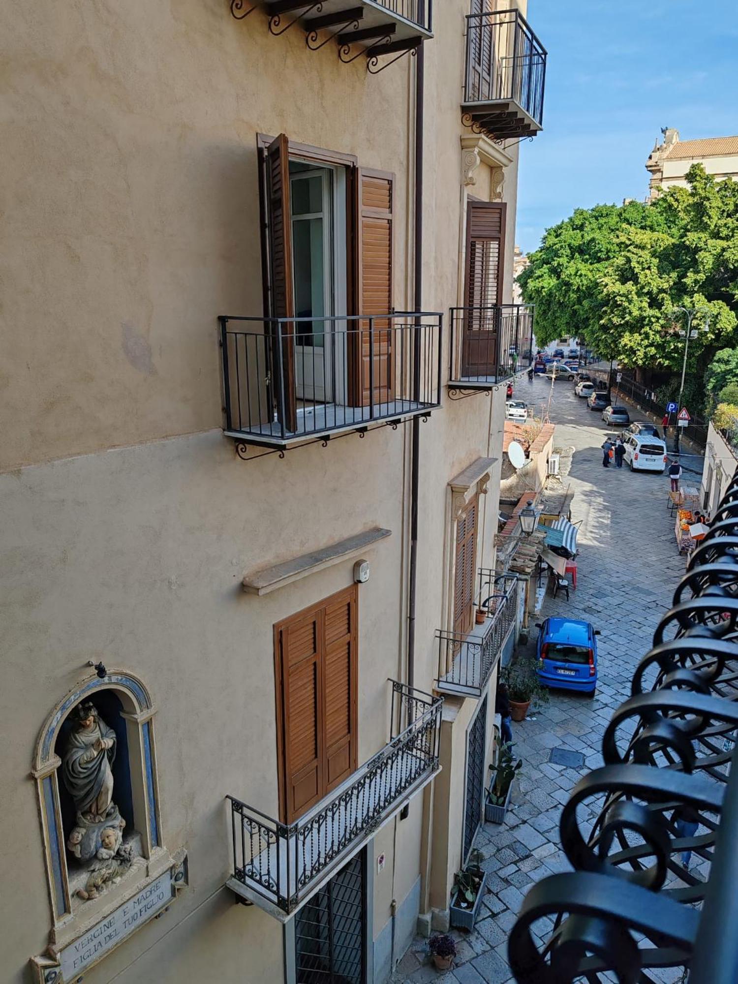 Lily Apartments Palermo Bagian luar foto